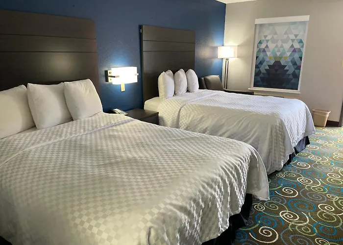 Clairmont Inn & Suites - Warren