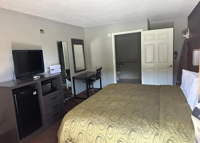Clairmont Inn & Suites - Warren