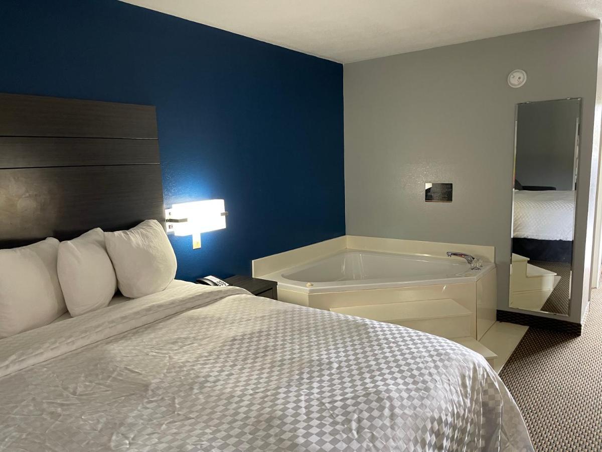 Motel Clairmont & - Warren
