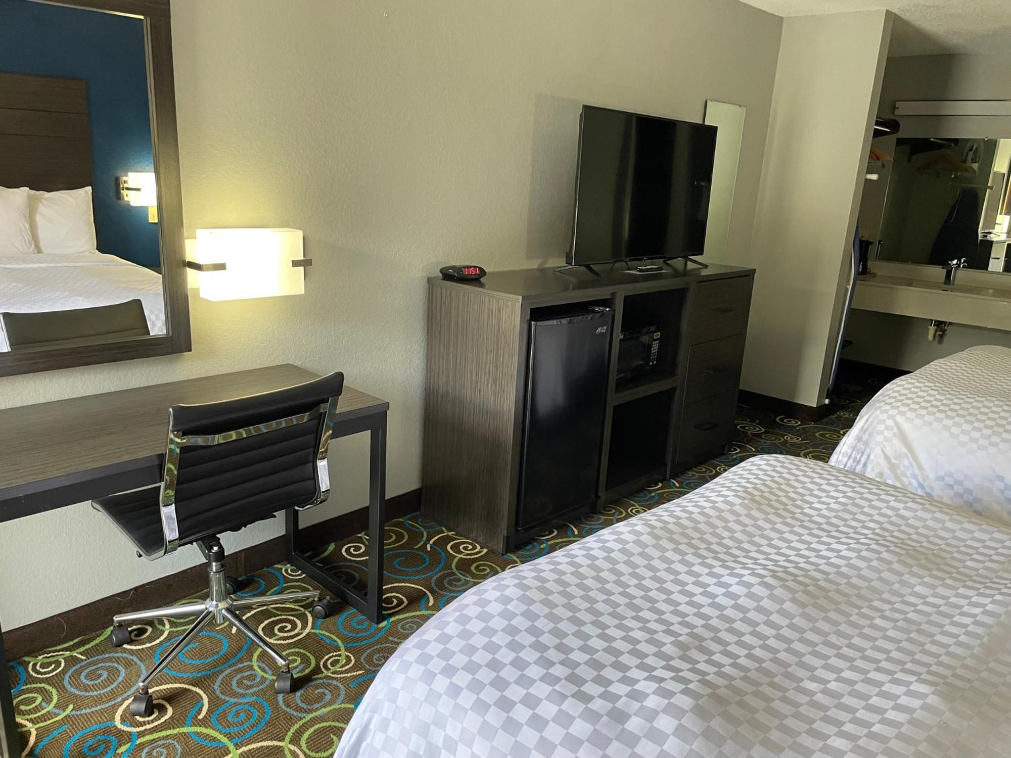 Clairmont & - Motel Warren