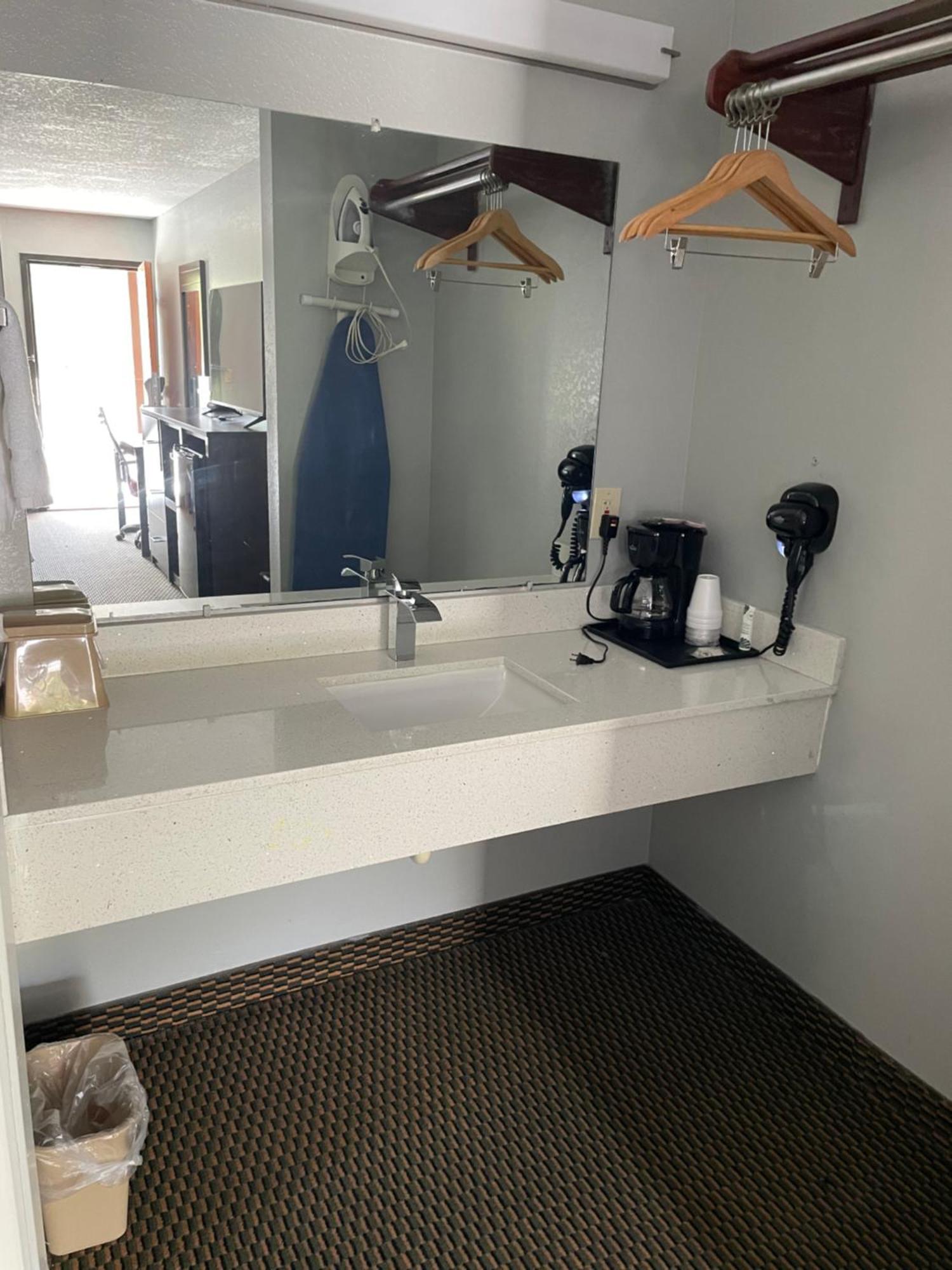 Clairmont & - Motel Warren