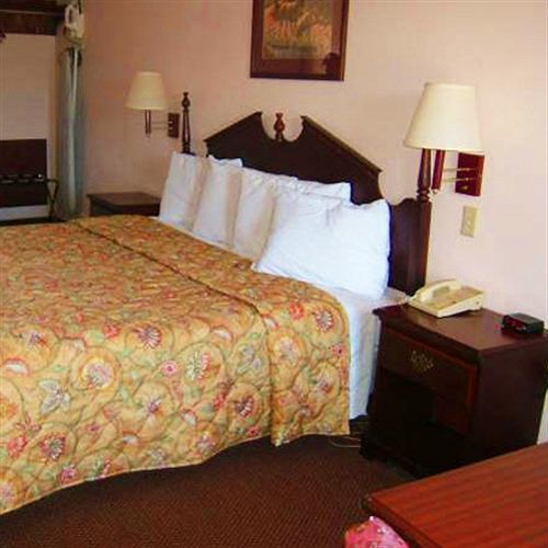 Clairmont & - Motel